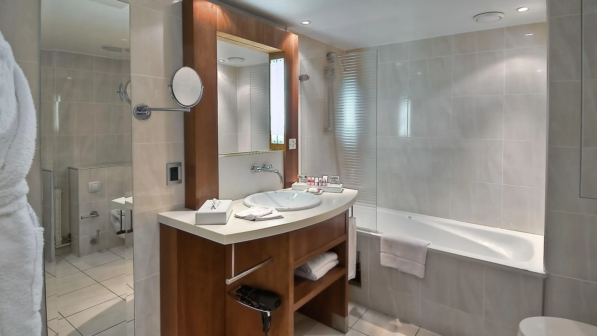 Hotel La Maison Champs Elysees Paris